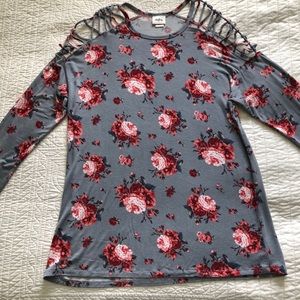 Daytrip top with cutout shoulders size large